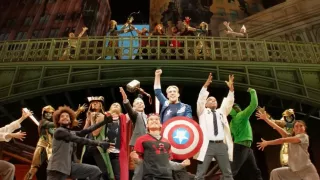Nie brakuje też reklamy inspirowanego życiem Kapitana Ameryki Rogers: The Musical, o którym wspominano w Hawkeye’u, Bez drogi do domu, Doktorze Strange’u 2 i Mecenas She-Hulk.