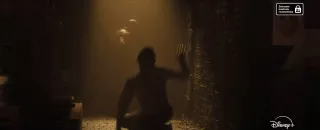 Zwiastun rozpoczyna się od sceny walki, w czasie której mierzą się Daredevil i Muse (więcej o złoczyńcy za chwilę). Zauważmy, że tytułowy bohater ma na sobie kostium wyraźnie kojarzący się z tym, którego używał w serialu Netfliksa – nie żółto-czerwony strój znany z Mecenas She-Hulk.