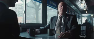 Scena rozmowy Murdocka i Fiska rozgrywa się w tej samej restauracji, w której Matt spotkał się z Elektrą w 6. odcinku 2. sezonu netfliksowego Daredevila.