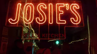 W scenie pokazującej spadającą maskę Daredevila w dole widzimy bar Josie’s – ten sam, w którym Murdock spotykał się z najbliższymi w serialu Netfliksa.