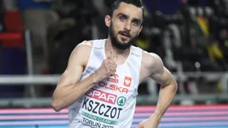 Adam Kszczot  jest rekordzistą Polski w biegu na 800 metrów w hali – 1:44,57. Jest to 10-ty wynik w historii światowej lekkoatletyki. Rezultat ten uzyskał na mitingu 14 lutego 2012 w Liévin. Do niego należy też rekord Polski w biegu na 600 metrów, zarówno w hali – 1:15,26 ustanowiony 5 lutego 2012 w Moskwie, jak i na stadionie – 1:14,55 ustanowiony 5 sierpnia 2009 w Lahti.