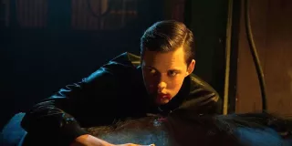 Hemlock Grove – przyznaję, że ten serial wspominam tak, jakbym oglądała go z wysoką gorączką. Wiem jedynie tyle, że efekty praktyczne, a dokładnie krew i flaki, były tak reliastyczne, jakby artyście płacili w sztabkach złota i diamentach, finał był tak dziwny i niekomfortowy, że musiałam zrobić sobie przerwę, a gdzieś w kolejnych sezonach wampir dostał wampirzego raka.