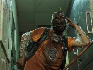 Poultrygeist: Noc kurczęcich trucheł – no dobrze, trochę oszukuję, ponieważ nie wytrwałam do końca seansu. Pokonało mnie jakieś pierwsze piętnaście minut. Okazuje się, że kurczaki z fast-fooda, opętane przez duchy Indian, były najmniej dziwną częścią tego filmu.