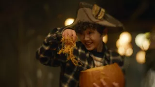 Carved: Zemsta – Świeża „perełka”. Opowiada o dyni, która zyskuje samoświadomość i jest świadkiem tego, jak z okazji festiwalu na Halloween ludzie wycinają jej pobratymcom oczy, usta i nosy, a także wyciagają miążdż. Opętana zemstą zamierza zrobić im to samo. Co zabawne, prawdopodobnie nieintencjonalnie scenariusz został napisany tak, że kibicujesz dyni, a finał sprawia, że to główni bohaterowie wydają się największymi zwyrodnialcami na świecie.