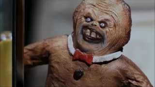 The Gingerdead Man (Pierniczek okrutniczek) – w horrorze znany morderca powraca jako ciasteczkowy ludzik. Nie pamiętam nawet, jak to było możliwe. Jak przez mgłę migają mi tylko wspomnienia o krwi spływającej do ciasta, z którego zaczeła się formować rączka. Na pewno był to dziwny film, choć zdecydowanie za mało w nim było ciasteczkowego ludzika, a za dużo nastoletnich dramatów.