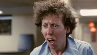 The Toxic Avenger (wersja z 1984 roku) – film, a jakże, niesławnego Troma Entertainment. Koneserzy złych filmów na pewno znają to studio. Fabuła opowiada o nieduczaniku, który w wyniku toksycznych wyziewów/mazi/nie pamiętam staje się toksycznym mścicielem. Tuż po tym, jak upokorzono go, każąc włożyć różową spódniczkę i przytulić owcę. Choć przez to zdarzenie jest nie tylko supersilny, ale również zdeformowany, to znajduje dziewczynę – ślepą. Jest to zresztą nieustającym gagiem w filmie.