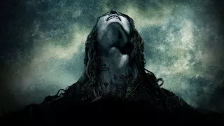 Ruiny - grupa przyjaciół spędza wakacje w Meksyku i postanawia zwiedzić jakieś stary ruiny, w które nikt z miejscowych nie chce się zapuszczać, co powinno być dla nich pewną wskazówką, ale nie jest. Żeby za dużo nie spojlerować, okazuje się, że świątynia, na której szczycie utknęli, jest o wiele bardziej żywa, niż powinna. Wiem, że ten opis nie brzmi tak dziwnie, jak reszta, ale wierzcie mi - w trakcie seansu zrozumiecie, że zasługuje na miejsce na liście.