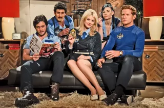Danger 5 – czy grupa agentów wywiadu walcząca z nazistami podczas Drugiej Wojny Światowej brzmi jak dziwna produkcja? Nie. A przynajmniej dopóki nie obejrzymy samego początku pierwszego odcinka, gdzie ktoś zostaje zastrzelony przez słuchawkę podczas rozmowy telefonicznej i okazuje się, że jest to najnormalniejsza rzecz, jakiej w tej produkcji uświadczymy.