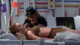 Leprechaun 4 In Space - równie dziwne co trzecia część, tyle że w kosmosie, parodiując wszelkiego rodzaju horrory sci-fi. Osobiście bardziej preferuję Vegas z 3 części, ale oba filmy należy oglądać w duecie. Warte obejrzenia chociażby dla hybrydy pająka-skorpiona-człowieka.