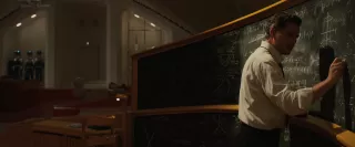 W jednej ze scen Reed Richards prowadzi obliczenia, które przedstawiają m.in. most Einsteina-Rosena (w MCU traktowany jak brama do alternatywnego wymiaru/rzeczywistości) – na tablicy znajdują się też słowa „inny wszechświat”. Praca bohatera jest więc związana z samym istnieniem multiwersum – być może Reed odkrył zagrożenie dla jego istnienia bądź wylicza moment przybycia Galactusa. 