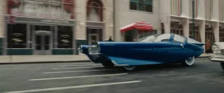 Oto Fantasticar, słynny pojazd Fantastycznej Czwórki, z którego bardzo często korzystał Stwór. Na razie ledwie zasugerowano jego zdolności (możliwość latania); w komiksach, w późniejszych wersjach, potrafił on zmieniać swój kształt czy umożliwiał lot orbitalny. 