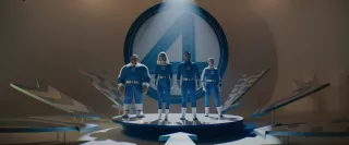 Scena po raz pierwszy pokazująca całą Fantastyczną Czwórkę w kostiumach do złudzenia przypomina jeden z koncertów The Beatles z lat 60. Spójrzcie i zapamiętajcie okrągły podest i dochodzące do niego strzały…