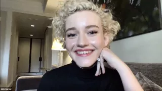 W zwiastunie zabrakło też postaci Silver Surfer, w której żeńską wersję wcieli się Julia Garner – ten fakt również wzbudził kilka pytań o kondycję efektów specjalnych w obecnej wersji filmu. 