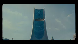 Zwiastun potwierdza, że zasadnicza część akcji filmu nie rozgrywa się w podstawowym świecie MCU. Zwróćmy bowiem uwagę, że w Nowym Jorku nad miastem góruje nieobecna na Ziemi-616 siedziba Fantastycznej Czwórki, Baxter Building. 