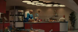 W trailerze pojawia się H.E.R.B.I.E. (ang. Highly Enginereed Robot Built for Interdimensional Exploration), zbudowany przez Reeda Richardsa robot, który wielokrotnie pomagał Fantastycznej Czwórce. Wygląda na to, że w MCU nie będzie on miał głosu (chyba że faktycznie użycza go Paul Walter Hauser), jednak najprawdopodobniej nie przeszkodzi to w pokazaniu kilku zabawnych sytuacji z jego udziałem (H.E.R.B.I.E. nieustannie bał się, że Mr. Fantastic wymieni go na lepszy model, dlatego słuchał wyjątkowo lekkomyślnych poleceń ze strony Johnny’ego Storma). 