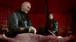 Gra o tron - Charles Dance przyznał, że w ramach jednej sceny musiał nauczyć się oskórować jelenia. Z pomocą rzeźnika poćwiczył fachowe zdejmowanie skóry ze zwierzęcia i wykonał to sam na planie.