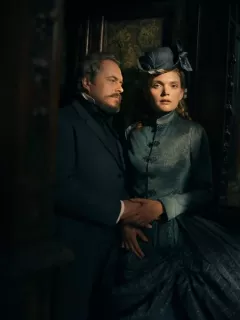 Zdjęcie z filmu Lalka. Od lewej: Tomasz Schuchardt jako Stanisław Wokulski i Sandra Drzymalska jako Izabela Łęcka (wersja Netflixa)