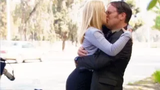 Biuro - Angela Kinsey zdradziła, że Rainn Wilson, grający jej ekranowego partnera, zwykle tuż przed scenami pocałunków jadł coś obrzydliwego. Narzekała wówczas: „Rainn, serio? Musisz jeść kanapkę z tuńczykiem tuż przed sceną pocałunku?”.