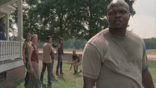 The Walking Dead - Iron E Singleton odczuwał silne odruchy wymiotne w momencie zdjęć wyciągania ze studni rozkładającego się zombie. Aktor przyznał, że potwornie go zemdliło z powodu unoszącego się kurzu i obrzydliwego wyglądu sztucznego trupa.
