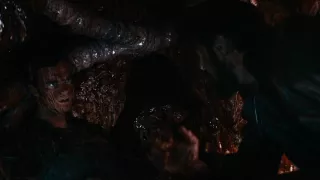The Boys - ujęcia z wielorybem w drugim sezonie zostały nakręcone wewnątrz realistycznej atrapy zwierzęcia. Laz Alonso zdradził, że on i Jack Quaid często przyklejali się do wnętrzności, bo czerwony, cukrowy syrop imitujący krew zasychał na ich skórze, przez co trudno było im wyjść ze środka po zakończeniu zdjęć.