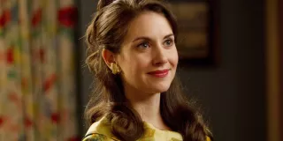 Mad Men - Alison Brie otrzymała specjalną bieliznę przypominającą kolarki, z małym otworem umożliwiającym załatwienie potrzeb fizjologicznych. Nie wiedziała jednak, że nie należy zakładać pod nią nic więcej. Podczas jednej z przerw zapomniała o tym i doszło do drobnej wpadki. Aktorka szybko wszystko opanowała i wróciła na plan, by nie opóźniać zdjęć.