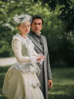 Zdjęcie z filmu Lalka. Od lewej: Kamila Urzędowska jako Izabela Łęcka i Marcin Dorociński jako Stanisław Wokulski (wersja Gigant Films)