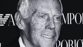 Giorgio Armani (11 lipca 1934 - 4 września 2025): przyczyna śmierci legendarnego projektanta nie została oficjalnie podana. Zagraniczne media ustaliły jednak, że w ostatnich tygodniach przed śmiercią chorował i przeszedł infekcję płuc. Miał 50 lat.