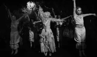 Lady Gaga w teledysku do The Dead Dance