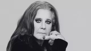 Ozzy Osbourne (3 grudnia 1948 - 22 lipca 2025): przyczyną śmierci legendarnego wokalisty zespołu Black Sabbath był zawał serca. Miał 76 lat.