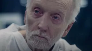 Piła X (2023) - John Jigsaw Kramer sprzed wydarzeń z Piły II, który padł ofiarą oszustów medycznych w ramach leczenia śmiertelnej choroby.