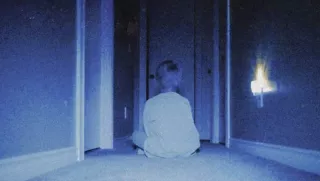 Skinamarink (2022) - cała historia jest przedstawiona z perspektywy małego dziecka uwięzionego w domu bez drzwi i okien.