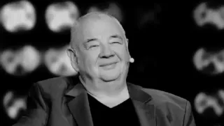 Stanisław Soyka (26 kwietnia 1959 - 21 sierpnia 2025): wokalista jazzowy i popowy, pianista, gitarzysta, skrzypek, kompozytor, aranżer  zaledwie kilka godzin przed swoim koncertem na festiwalu w Sopocie. Oficjalna przyczyna jego śmierci  nie została ujawniona. Wiadomo jednak, że przez ponad cztery dekady cierpiał na przewlekłą obturacyjną chorobę płuc. Miał 66 lat.