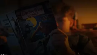 Teddy w łóżku czyta komiks Detective Comics #298, w który debiutowała druga wersja Clayface’a, Matt Hagen. Podkreślmy, że jedną ze zdolności tej postaci jest zmiana kształtu i naśladowanie dźwięków.