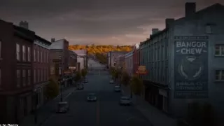 W odcinku na głównej ulicy Derry pokazano reklamę tytoniu „Bangor Chew”. To kolejne nawiązanie do miasta Bangor, w którym swego czasu mieszkał King.