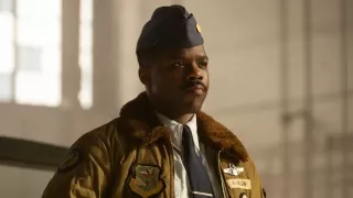 Major Leroy Hanlon, przybywający do jednostki wojskowej w Derry weteran wojny koreańskiej, jest dziadkiem Mike’a Hanlona, protagonisty filmów „To” z 2017 i 2019 roku.