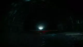 Gdy Matty zostaje zabity, jego wypadający smoczek wpada do kanału – kształt przedmiotu zaczyna przypominać czerwony balon, jeden z atrybutów Pennywise’a.