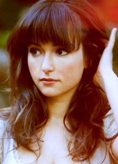 Milana Vayntrub image