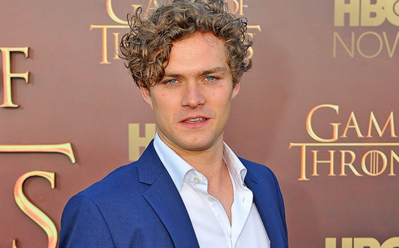 Finn Jones z tytułową rolą w serialu Iron Fist