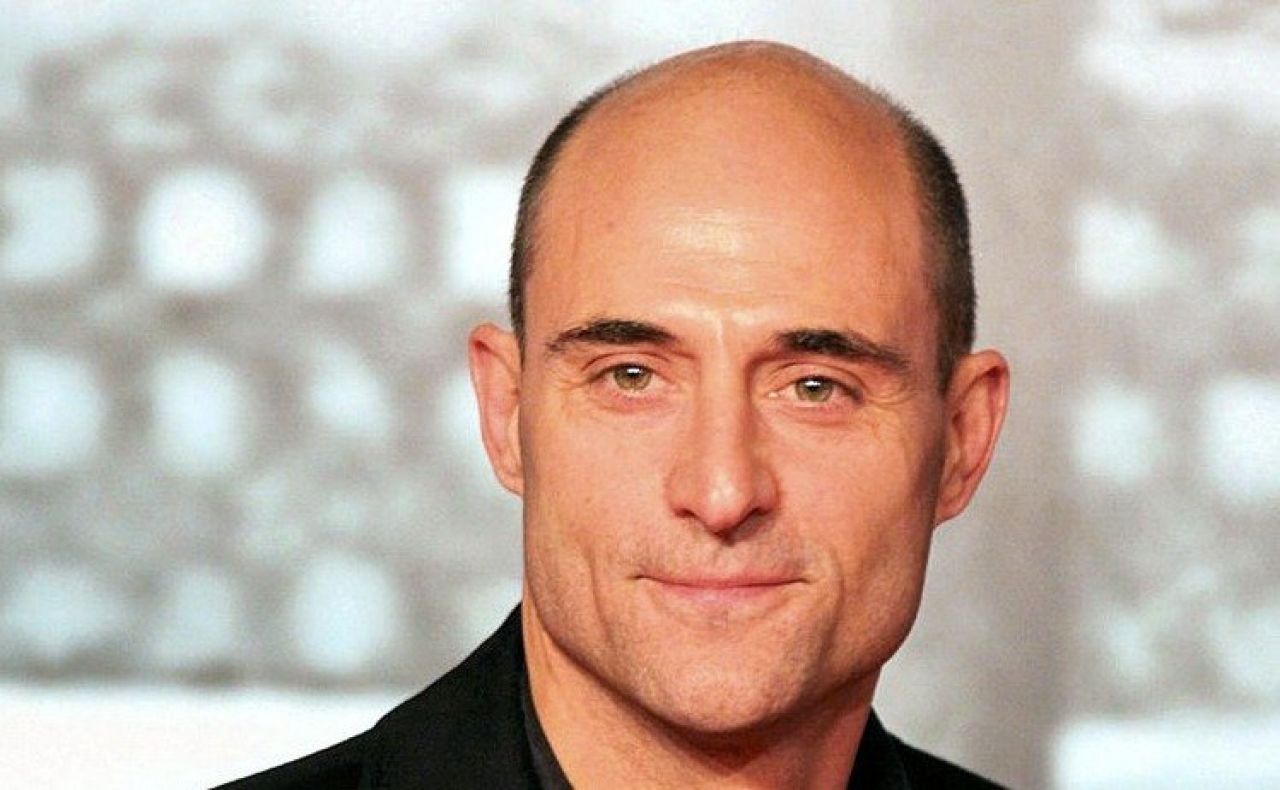 Mark Strong dołącza do obsady Neuromancera. Aktor z Diuny: Proroctwo w kolejnym sci-fi