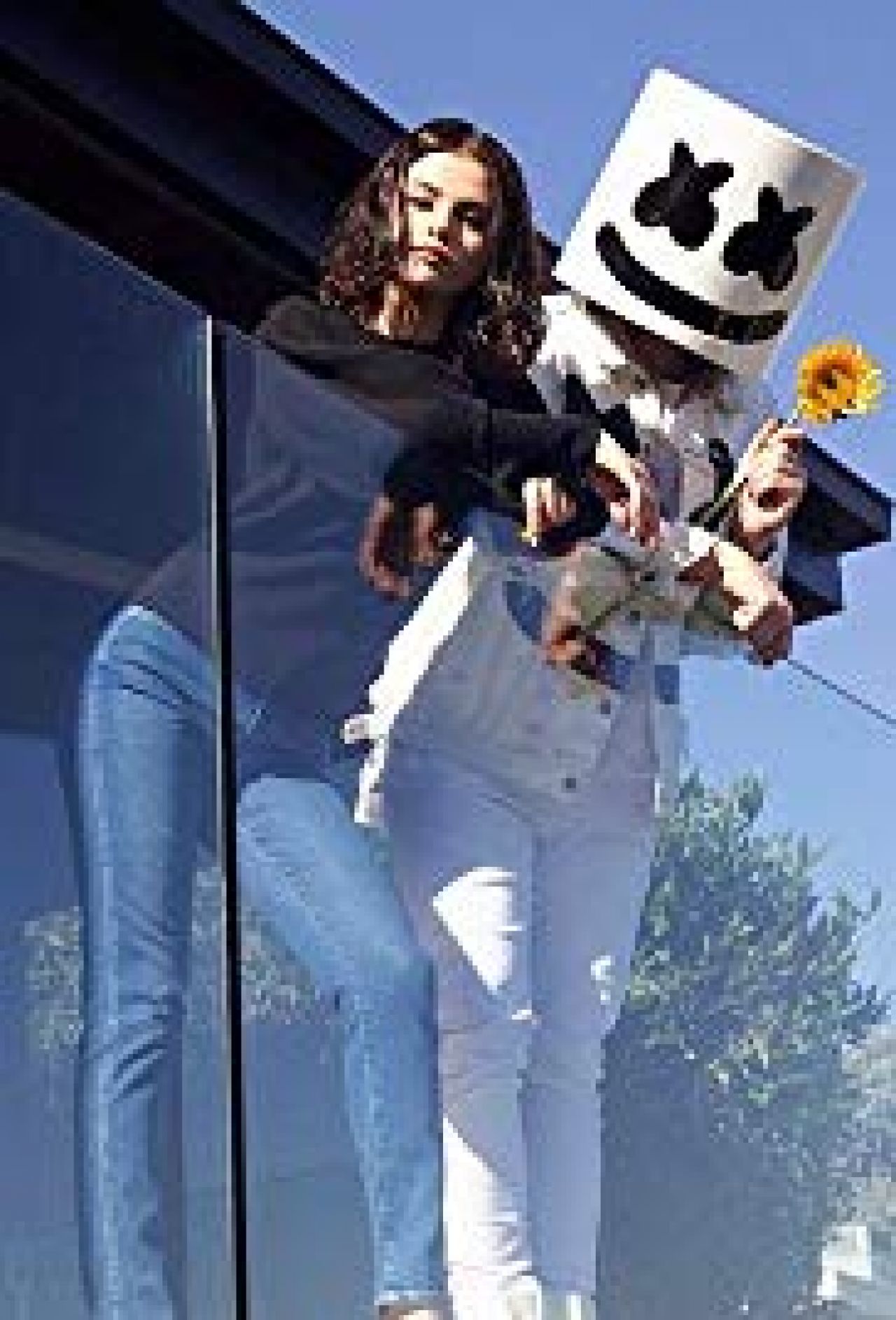 Selena Gomez & Marshmello: Wolves – Visualizer (2017) - naEKRANIE.pl