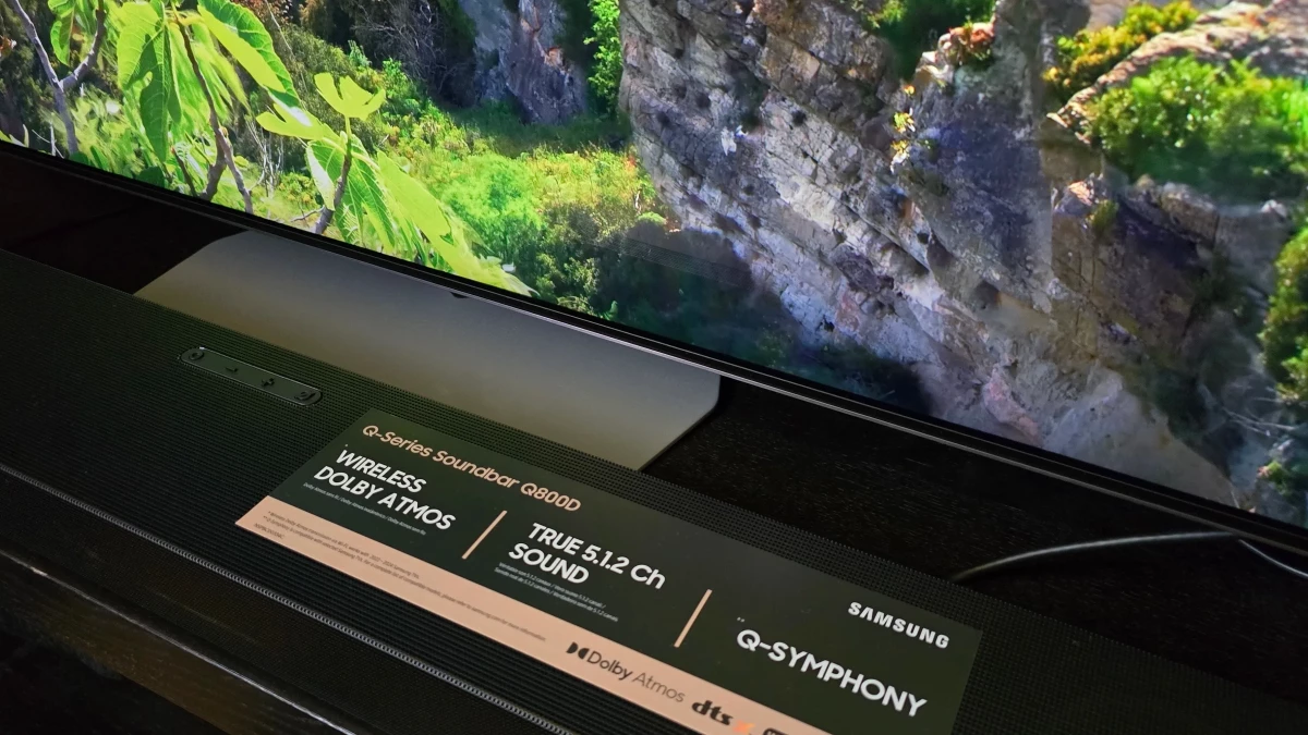 Na ekranie telewizora Samsung QN90D w akompaniamencie soundbara Q800D