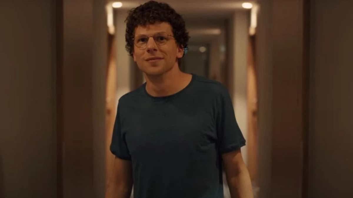 Jesse Eisenberg przeczytał o ćwiczeniach wojskowych w Polsce. Tusk: "Szykuj się!"