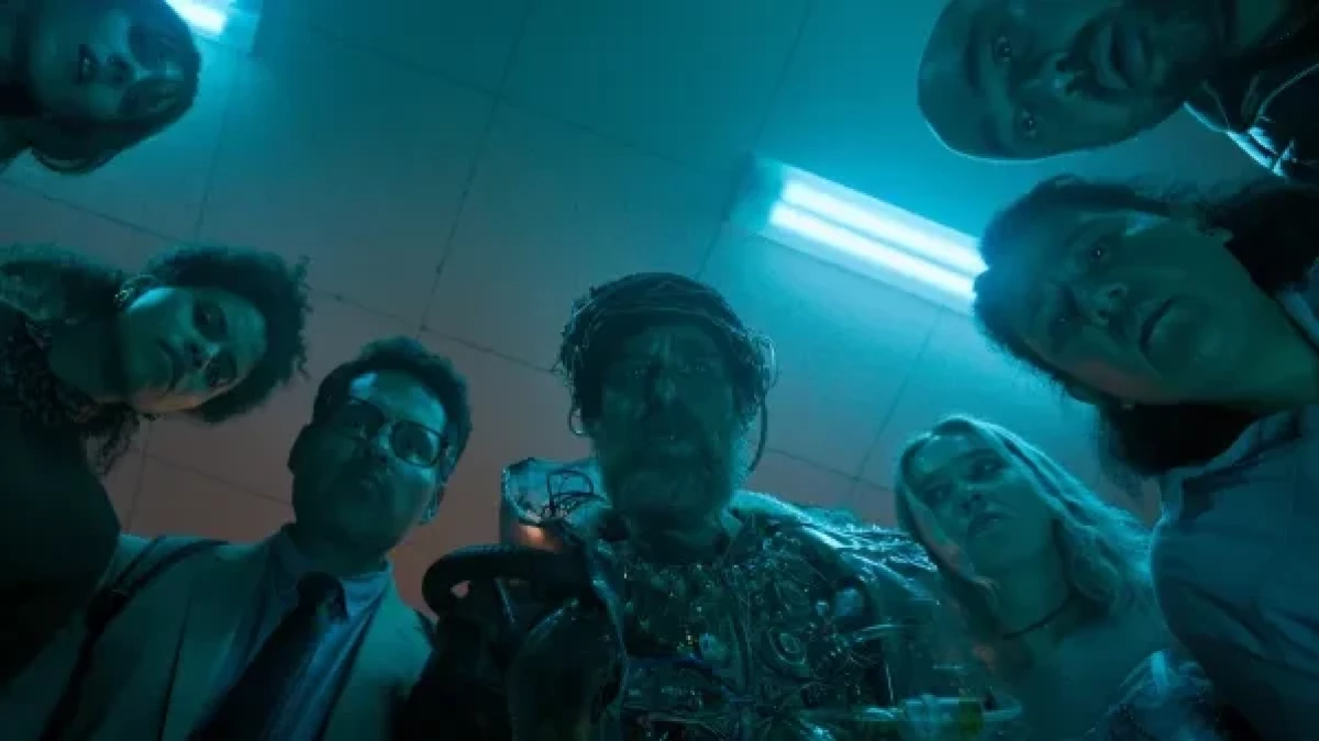 Przybysz z przyszłości i ostrzeżenie przed AI. Fragment filmu Baw się dobrze i przeżyj