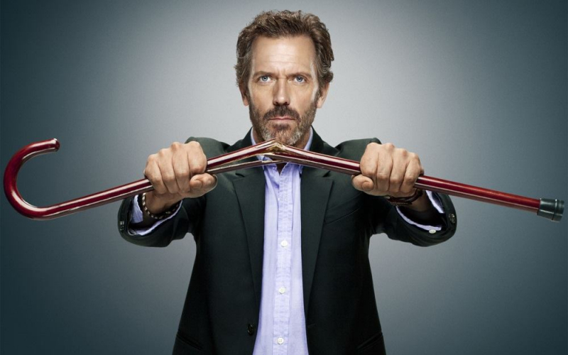 Hugh Laurie wciąż kuśtyka jak „Dr House” naEKRANIE.pl