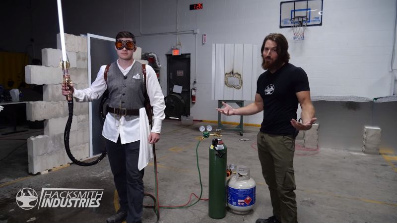 Twórcy z the Hacksmith zaprezentowali, jak działa ich "prawdziwy" miecz ...