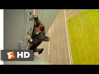 2. Tom Cruise podróżujący samolotem... poza samolotem (Mission: Impossible - Rogue Nation)