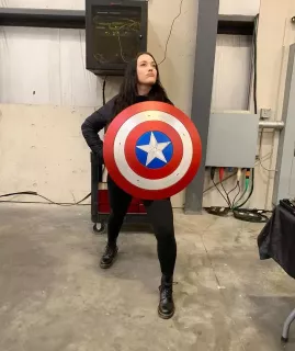 Kat Dennings z tarczą Kapitana Ameryki