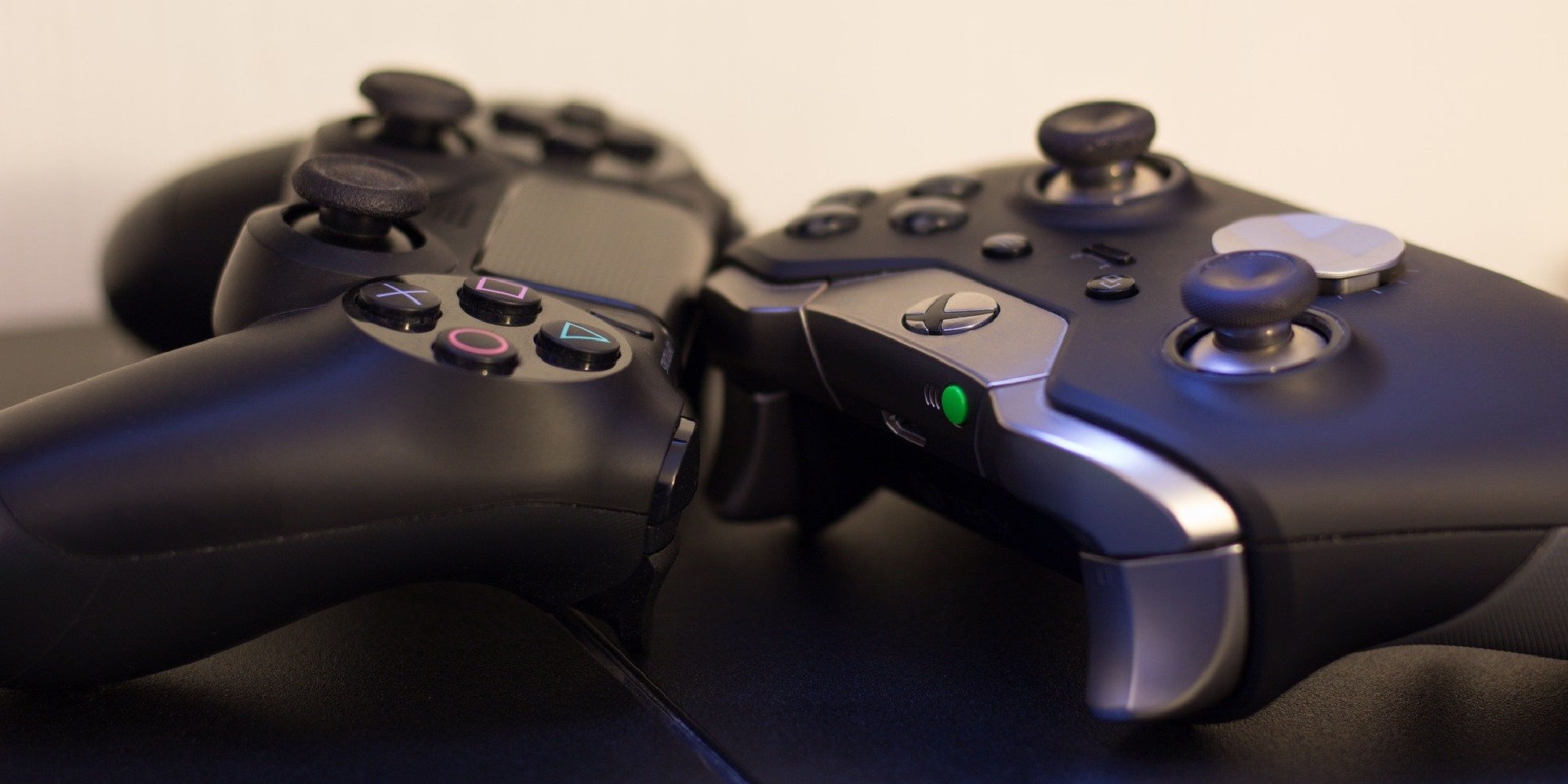 Ekskluzywność PS5 i otwartość Xbox Series X. Dwa skrajnie odmienne podejścia do wojny konsol