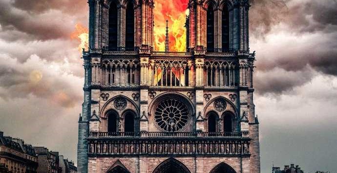 Notre-Dame płonie w przesadnym patosie – obraz katedry w kulturze