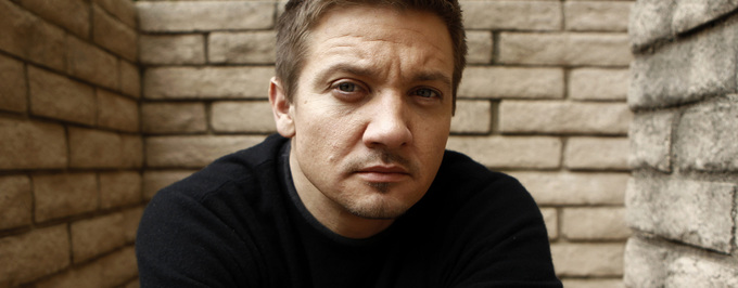     [foto] Jeremy Renner jako reporter na celowniku CIA